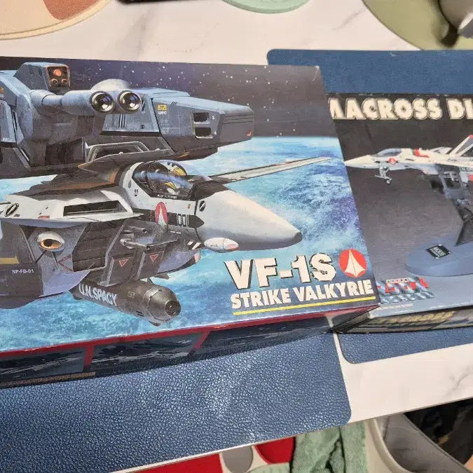 [BUNJANG] Hasegawa 1/72 VF-1S Strike Valkyrie Super Dimension Fortress Macross Limited Edition Model Kit with Stand / 고전) 하세가와 1/72 한정판 초시공요새 마크로스 발키리 + 스텐드