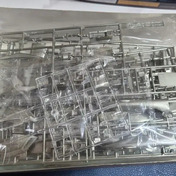 [BUNJANG] Hasegawa 1/72 VF-1S Strike Valkyrie Super Dimension Fortress Macross Limited Edition Model Kit with Stand / 고전) 하세가와 1/72 한정판 초시공요새 마크로스 발키리 + 스텐드