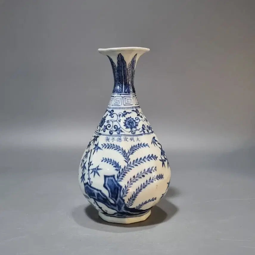 [BUNJANG] Ming Dynasty Xuande Mark Blue and White Bamboo Pattern Octagonal Vase / 대명선덕년제 청화 죽문 팔방 옥호춘병. 고28