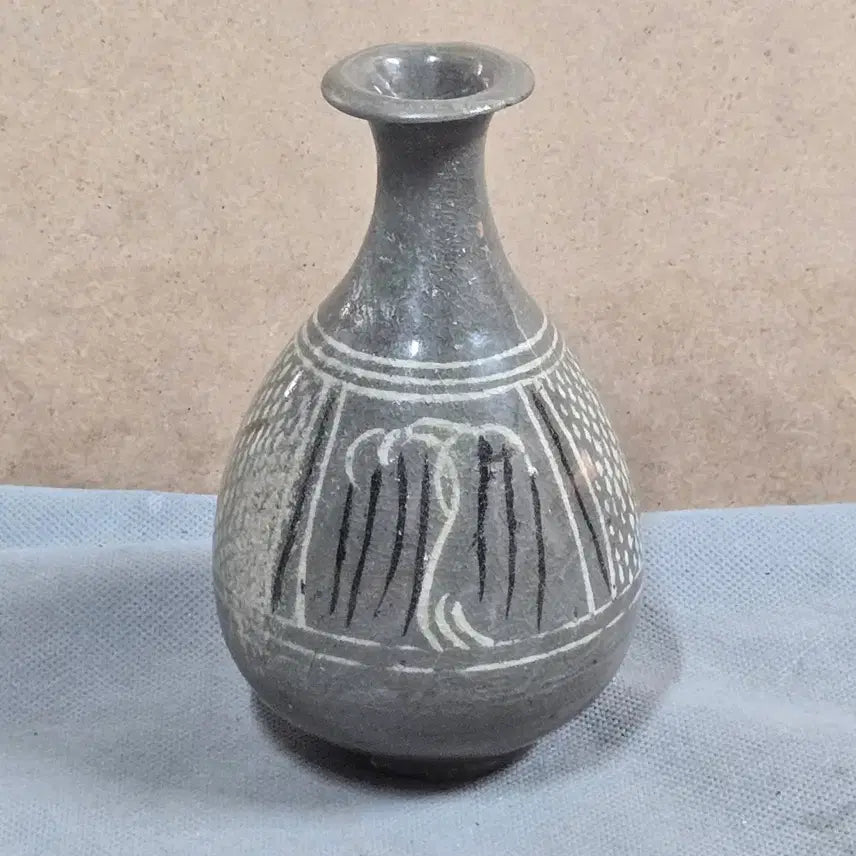 [BUNJANG] Goryeo Dynasty Black and White Inlaid Celadon Small Vase / 고려시대 흑백상감 청자 소형 간병