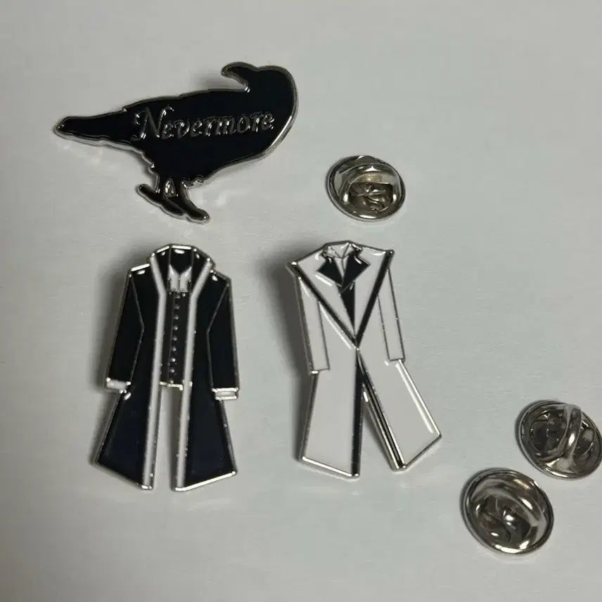 [BUNJANG] Musical &amp; Movie Pins (Kinky Boots, Aladdin, Edgar Allan Poe, The Greatest Showman) / 뮤지컬 뱃지 (킹키부츠, 알라딘, 애드거 앨런 포), 영화 뱃지(위대한 쇼맨)