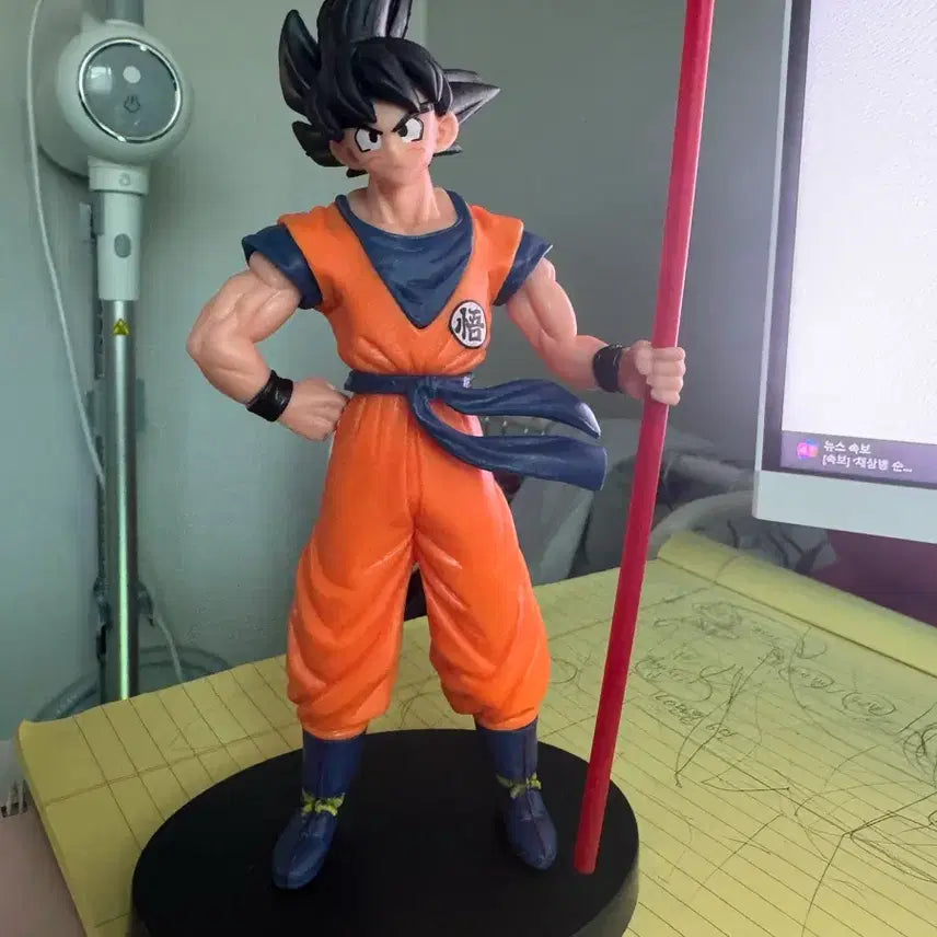 [BUNJANG] Dragon Ball Son Goku Figure with Red Nyoibo / 드래곤볼 손오공 피규어