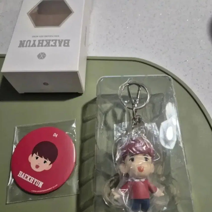 [BUNJANG] EXO Baekhyun Figure, Keyring, and Badge Set / 엑소 백현 피규어 키링 뱃지 세트