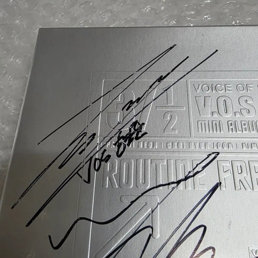 [BUNJANG] V.O.S Routine Free Signed Album / V.O.S Routine Free  싸인반