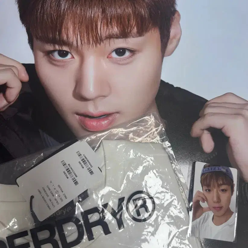 [BUNJANG] Park Jihoon Signed Superdry T-Shirt &amp; Bromide Set / 슈퍼드라이 박지훈 싸인 티셔츠, 브로마이드, 포카