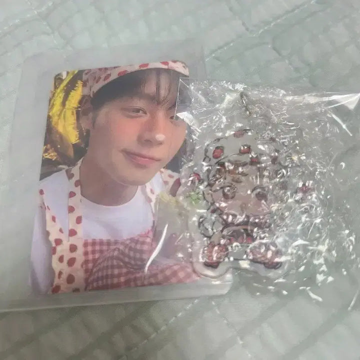 [BUNJANG] Park Jihoon Strawberry Wing Acrylic Keyring + Photocard Set / 박지훈 딸기윙 아크릴 키링+포카