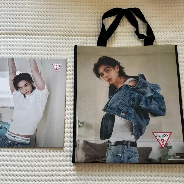 [BUNJANG] Guess Hyunjin Pop-up Tarpaulin Bag + Lookbook / 게스 현진 팝업 타포린백+룩북