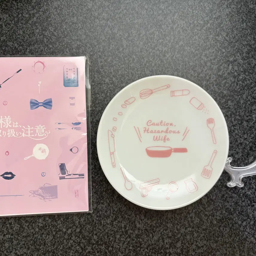 [BUNJANG] Wife, Be Careful Official Movie Merchandise Set (Memo Pad + Plate + Plate Stand) / [영화 굿즈 미개봉] 부인은 취급주의 굿즈 세트 (메모지 + 접시 + 접시 받침대 덤)