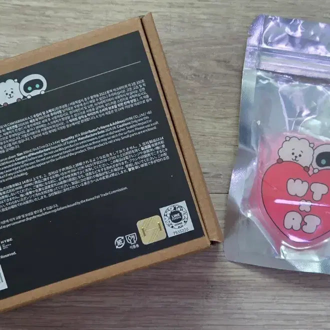 [BUNJANG] BTS Jin Run BTS Tour Goods Bag &amp; Program Book Set (Sealed) / (미개봉) 방탄소년단 BTS 진 런석진 투어 굿즈 양도 (가방, 프로그램북)