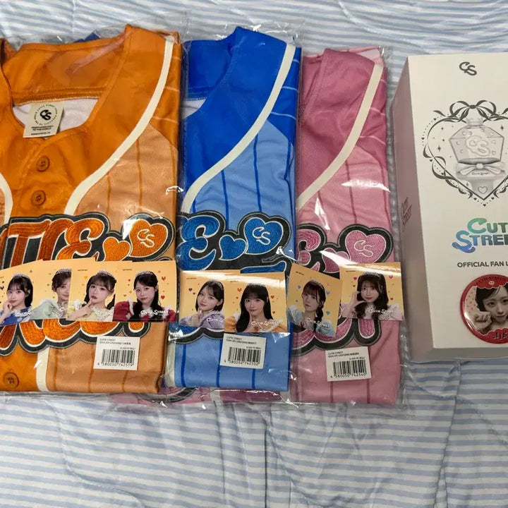 [BUNJANG] Cutie Street Pop-up Goods Uniform, Lightstick, Can Badge Bundle Set / 큐티스트리트(큐스토) 팝업 굿즈 팔아요