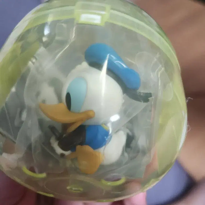 [BUNJANG] Donald Duck Eating Chocolate Figure / 초콜릿 먹는 도날드덕 피규어 양도합니다.