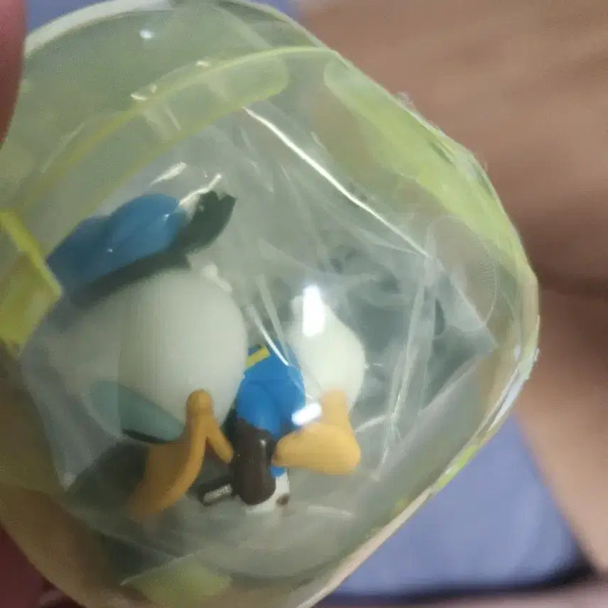 [BUNJANG] Donald Duck Eating Chocolate Figure / 초콜릿 먹는 도날드덕 피규어 양도합니다.
