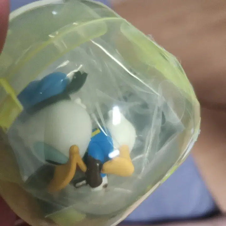 [BUNJANG] Donald Duck Eating Chocolate Figure / 초콜릿 먹는 도날드덕 피규어 양도합니다.