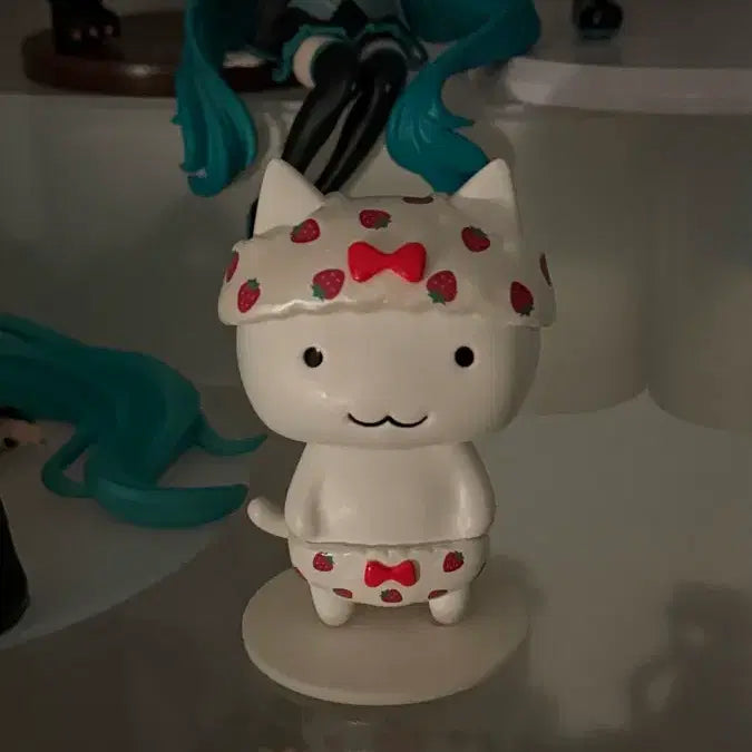 [BUNJANG] Strawberry Neko Pants Sofubi Figure / 딸기 네코판츠 소프비 피규어
