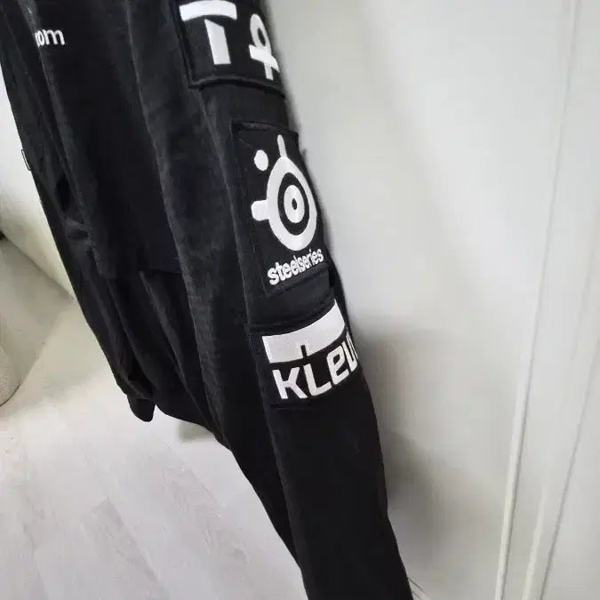 [BUNJANG] T1 2024 Membership GOS Studio Windbreaker Jacket (Black/M) / 미착용 새상품] 2024 T1 멤버십 윈드브레이커 바람막이 자켓 (블랙/M)