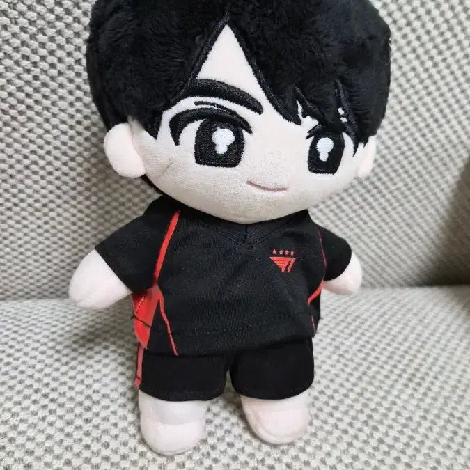 [BUNJANG] T1 Gumayusi 2024 20cm Doll (Black Uniform) + Casual Suit Set / T1 공식 2024 구마유시 20cm 인형 (검은 유니폼) + 사복 정장 세트 증정