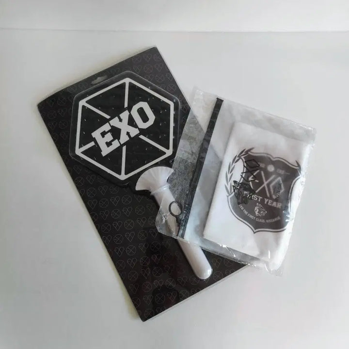 [BUNJANG] EXO 2013 FIRST YEAR Official Slogan Towel &amp; Retro Lightstick Bundle (Sealed) / [미개봉] 엑소(EXO) 2013 FIRST YEAR 슬로건 &amp; 응원봉 일괄