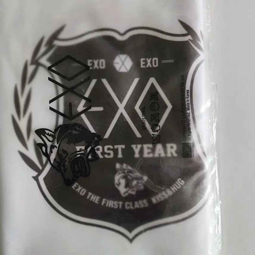 [BUNJANG] EXO 2013 FIRST YEAR Official Slogan Towel &amp; Retro Lightstick Bundle (Sealed) / [미개봉] 엑소(EXO) 2013 FIRST YEAR 슬로건 &amp; 응원봉 일괄