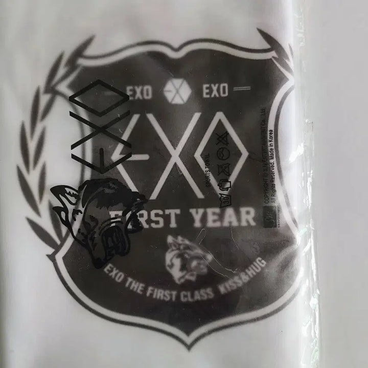 [BUNJANG] EXO 2013 FIRST YEAR Official Slogan Towel &amp; Retro Lightstick Bundle (Sealed) / [미개봉] 엑소(EXO) 2013 FIRST YEAR 슬로건 &amp; 응원봉 일괄