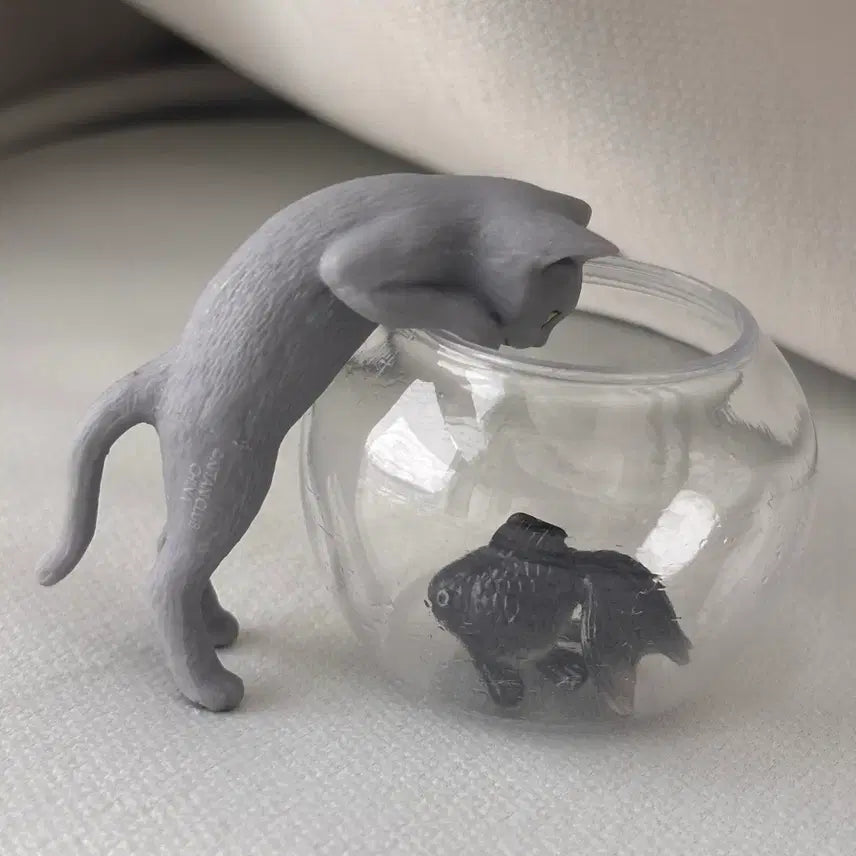 [BUNJANG] Cat and Goldfish Aquarium Gacha Figure (Gray/Black) / 고양이와 금붕어 어항 가챠 피규어 회색 검정