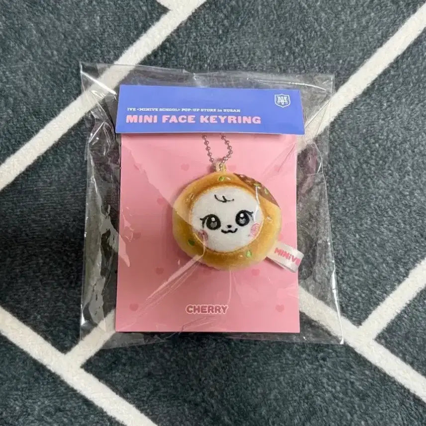 [BUNJANG] IVE Mini Brown Cherry Plush Doll Face Keyring Wonyoung / 아이브 미니브 플러시 인형 체리 호떡 부산 한정 페이스키링 원영