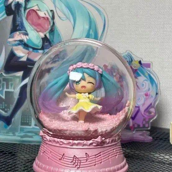 [BUNJANG] Hatsune Miku Snow Globe Figure / 하츠네 미쿠 스노우볼 피규어