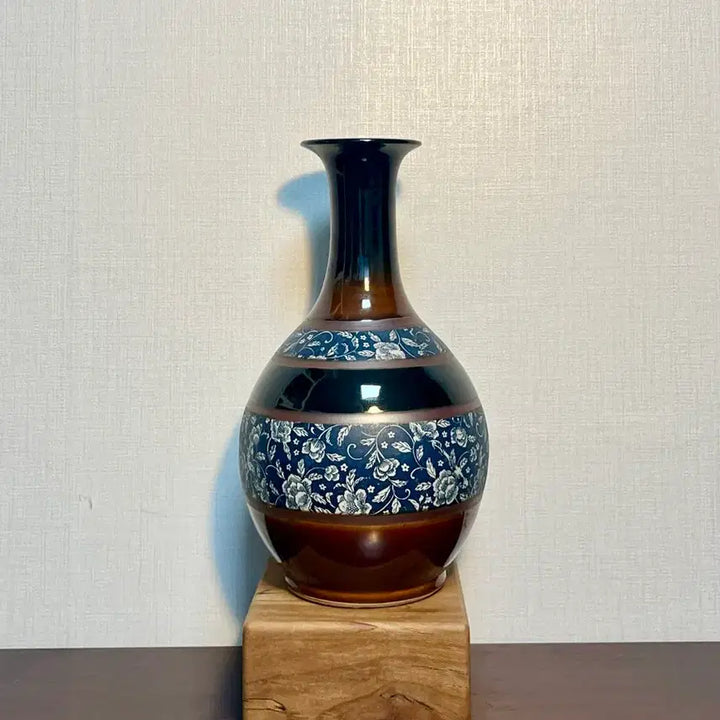 [BUNJANG] Chinese Southern Celadon Floral Decorated Ceramic Vase (33cm) / 중국 남청 화훼문 유약 도자기 화병(33cm)