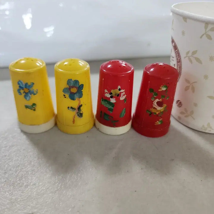 [BUNJANG] Vintage Hand-Painted Plastic Spice Jar Set (Set of 2) / USA 오래된 핸드 페인티드 프라스틱 작은 양념통 2세트에10000원