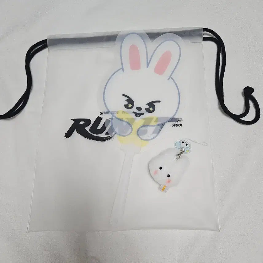 [SOLD OUT] 스트레이키즈 리노 리빗 런잇 콘서트 입장기프트 부채 폼폼키링 스테이존 특전 run it admission gift