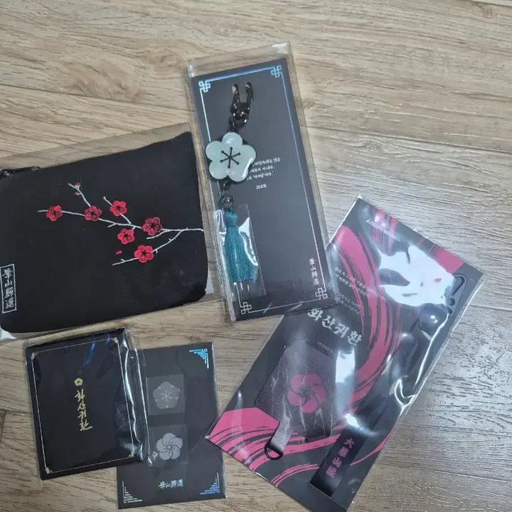 [BUNJANG] Hwasan Return of the Mountan Mansion Plum Blossom Night Journey Collection Set / 급전)화산귀환 매화야행 자개 키링,글리터 아크릴 블록,메탈 스티커,미니 파우치,스트링백 일괄 판매