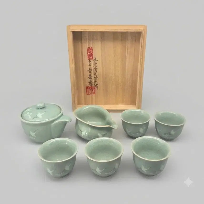 [BUNJANG] Master Kim Se-yong Celadon Inlaid Crane &amp; Cloud Tea Set (5-Person) / 도자기 차도구 명장 제349호 세창 김세용 청자 상감 운학문 다기 5인셋