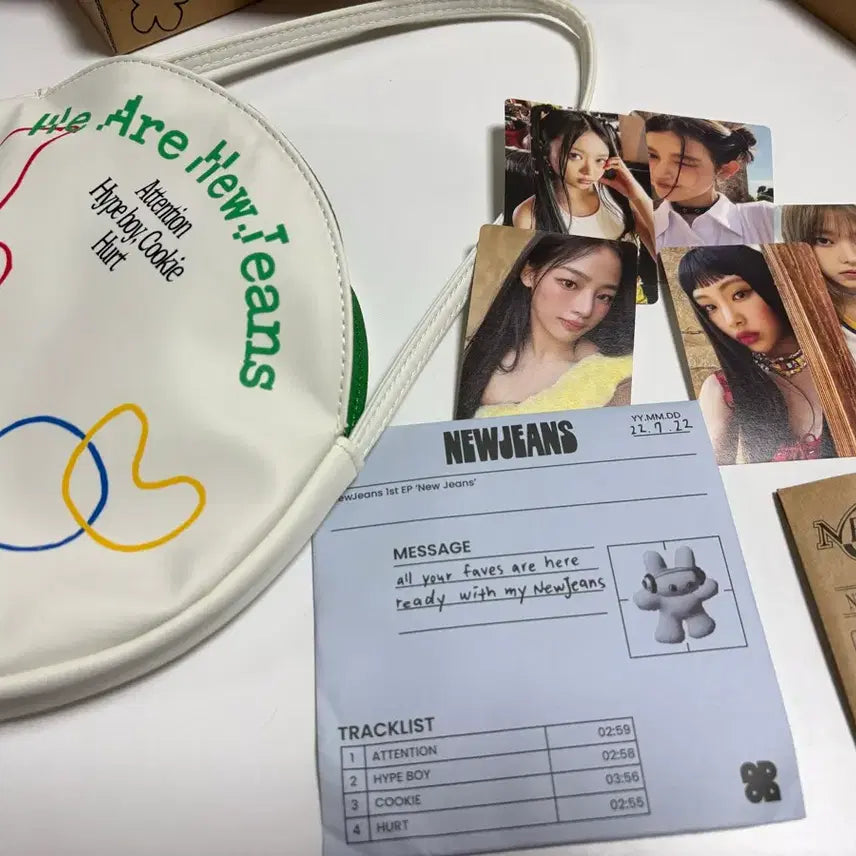 [BUNJANG] NewJeans Attention Hype Boy Bag Album White with Photocard / 뉴진스 어텐션 하입보이 가방 앨범 화이트 (포카 포함)