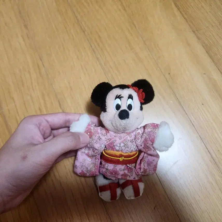 [BUNJANG] Tokyo Disneyland Kimono Minnie Mouse Plush Doll / 도쿄 디즈니랜드 미니마우스 인형