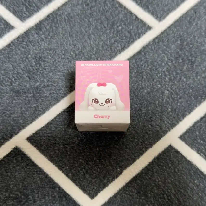 [BUNJANG] IVE Minive Jang Wonyoung Cherry Lightstick Charm / ive 아이브 minive 미니브 장원영 체리 응원봉 참 minive