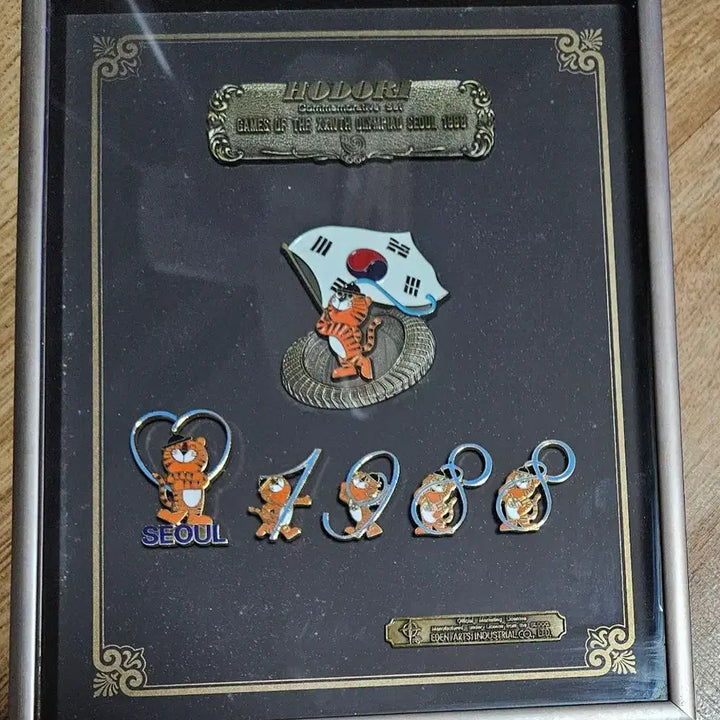[BUNJANG] 1988 Seoul Olympics Hodori Badge Set with Frame / 호돌이 1988 서울 올림픽 기념 뱃지 세트