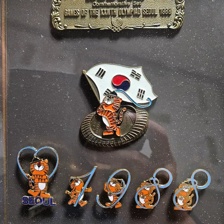 [BUNJANG] 1988 Seoul Olympics Hodori Badge Set with Frame / 호돌이 1988 서울 올림픽 기념 뱃지 세트