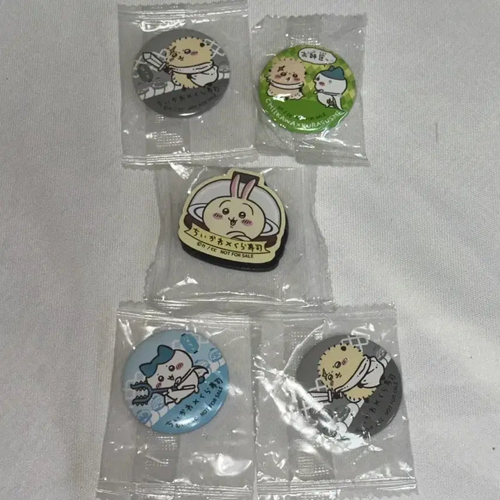 [BUNJANG] Hachiware x Kurazushi Collaboration Can Badge &amp; Magnet Bundle Set / [일괄] 하치와레 랏코 우사기 쿠라스시 캔뱃지 자석 치이카와 콜라보