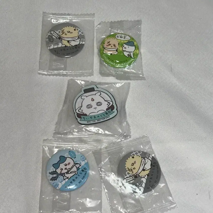[BUNJANG] Hachiware x Kurazushi Collaboration Can Badge &amp; Magnet Bundle Set / [일괄] 하치와레 랏코 우사기 쿠라스시 캔뱃지 자석 치이카와 콜라보