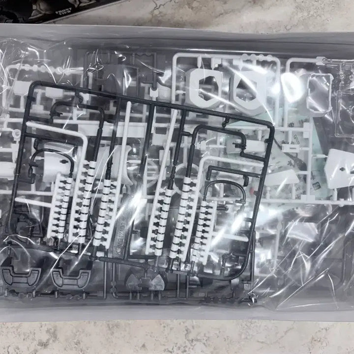 [BUNJANG] MG Zaku 2.0 White Ogre Model Kit / MG 자쿠 2.0 화이트 오거