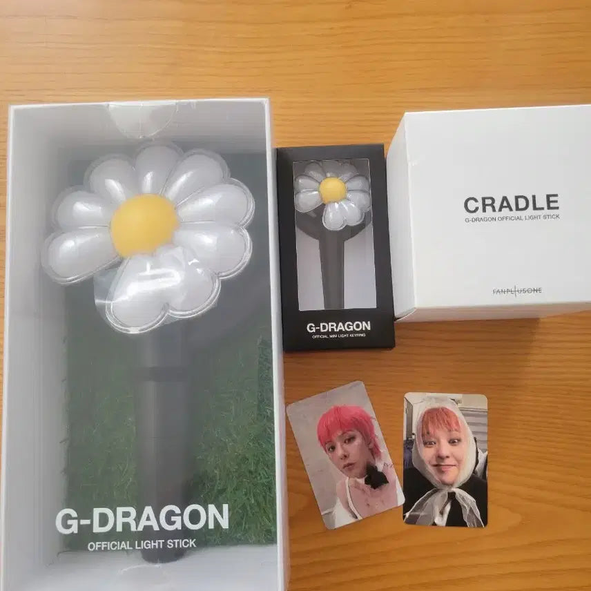 [BUNJANG] G-Dragon Daisy Lightstick Set with Keyring, Cradle, and Photocard (Sealed) / 지디 데이지 응원봉+키링+크래들+포카 (미개봉)