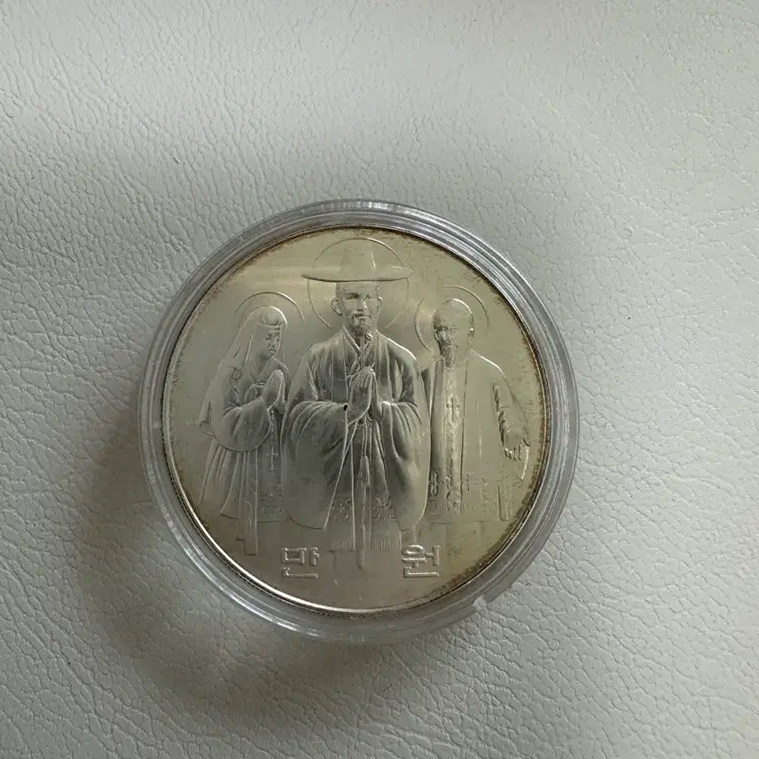 [BUNJANG] 1984 Catholic 200th Anniversary Commemorative Coins (10,000 KRW Silver / 1,000 KRW) &amp; 1975 Liberation 30th Anniversary 100 KRW Coins (4) - 6 Piece Bundle Set / [일괄] 1984년 천주교 200주년 기념주화(1만원 은화/1천원) + 1975년 광복 30주년 100원 4개 (총 6점)