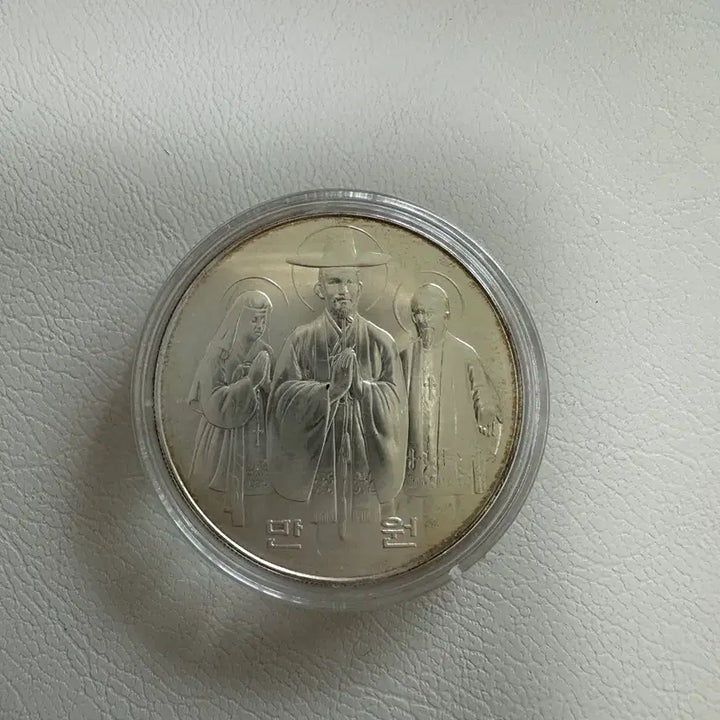 [BUNJANG] 1984 Catholic 200th Anniversary Commemorative Coins (10,000 KRW Silver / 1,000 KRW) &amp; 1975 Liberation 30th Anniversary 100 KRW Coins (4) - 6 Piece Bundle Set / [일괄] 1984년 천주교 200주년 기념주화(1만원 은화/1천원) + 1975년 광복 30주년 100원 4개 (총 6점)
