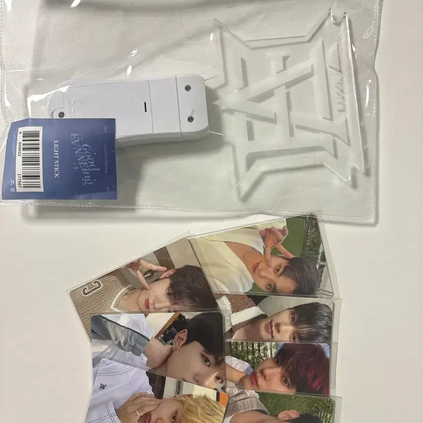 [BUNJANG] EVNNE First Fancon Lightstick &amp; Trading Photocard Set / 이븐 첫 팬콘 라이트스틱 및 트레카