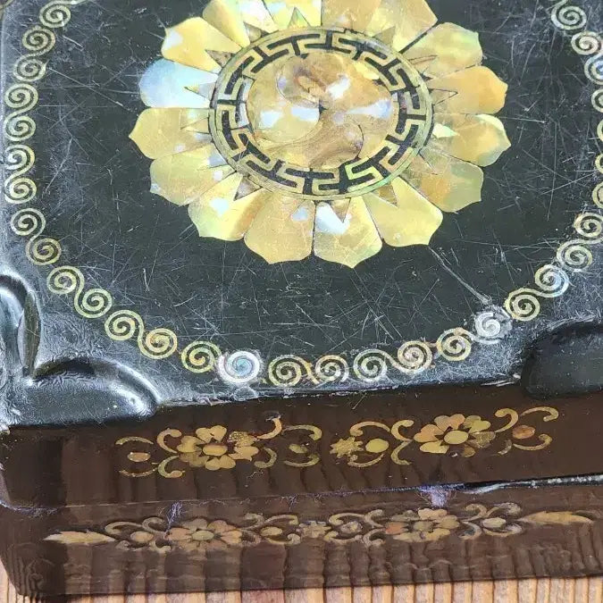 [BUNJANG] Vintage Black Mother-of-Pearl Floral Ashtray / 근대사 흑색 자개 꽃 문양 재떨이