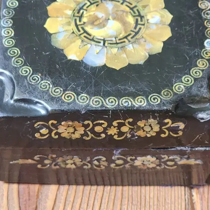 [BUNJANG] Vintage Black Mother-of-Pearl Floral Ashtray / 근대사 흑색 자개 꽃 문양 재떨이