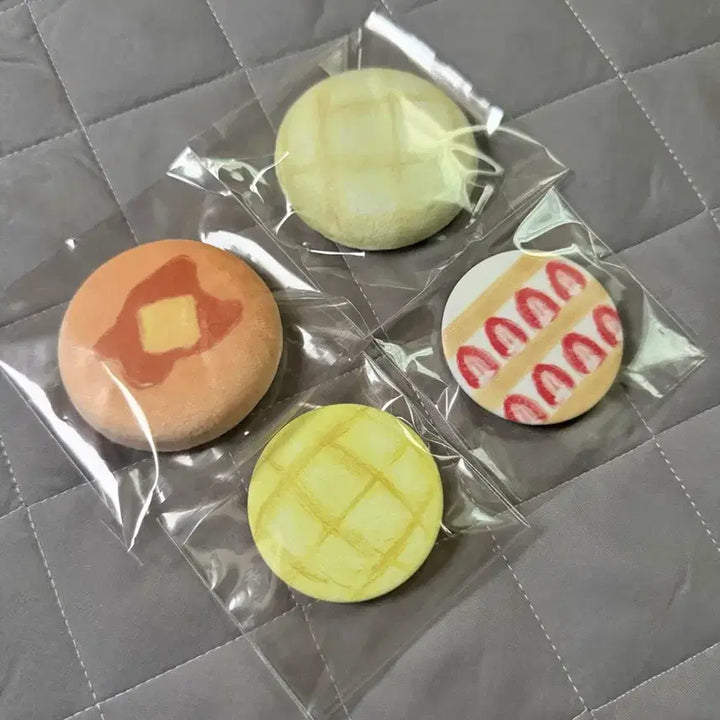 [BUNJANG] Jjangbaboo Pancake Strawberry Cake Melon Bread Badge Set / 짱바부님 말랑뱃지 캔뱃지 팬케이크 딸기케이크 메론빵