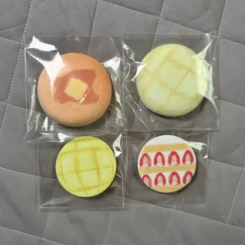 [BUNJANG] Jjangbaboo Pancake Strawberry Cake Melon Bread Badge Set / 짱바부님 말랑뱃지 캔뱃지 팬케이크 딸기케이크 메론빵