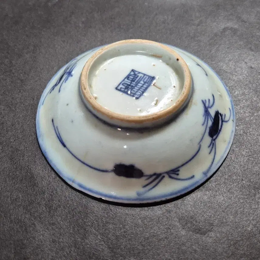 [BUNJANG] Qing Dynasty Blue and White Porcelain Floral Motif Tea Bowl (or Small Dish) / 청나라 청화백자 전지화훼문 다완 찻잔 또는 소접시