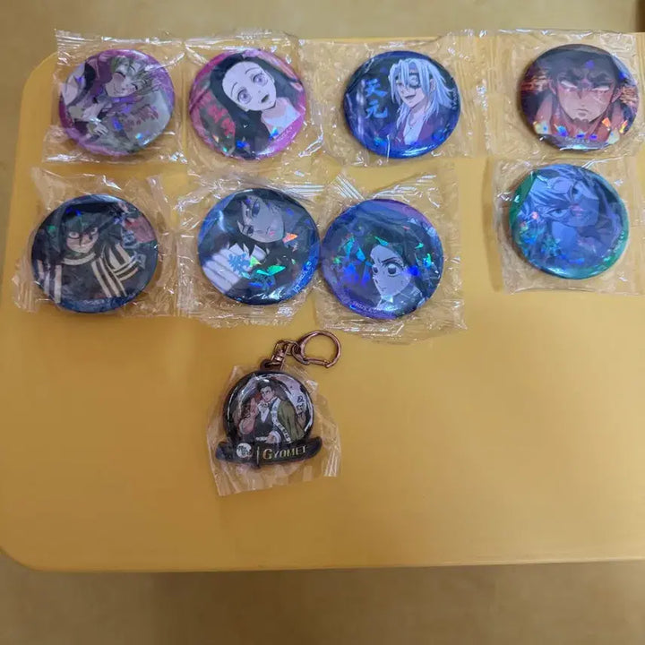 [BUNJANG] Demon Slayer Nezuko &amp; Inosuke Badge Set with Random Character Cards / 귀멸의칼날 굿즈