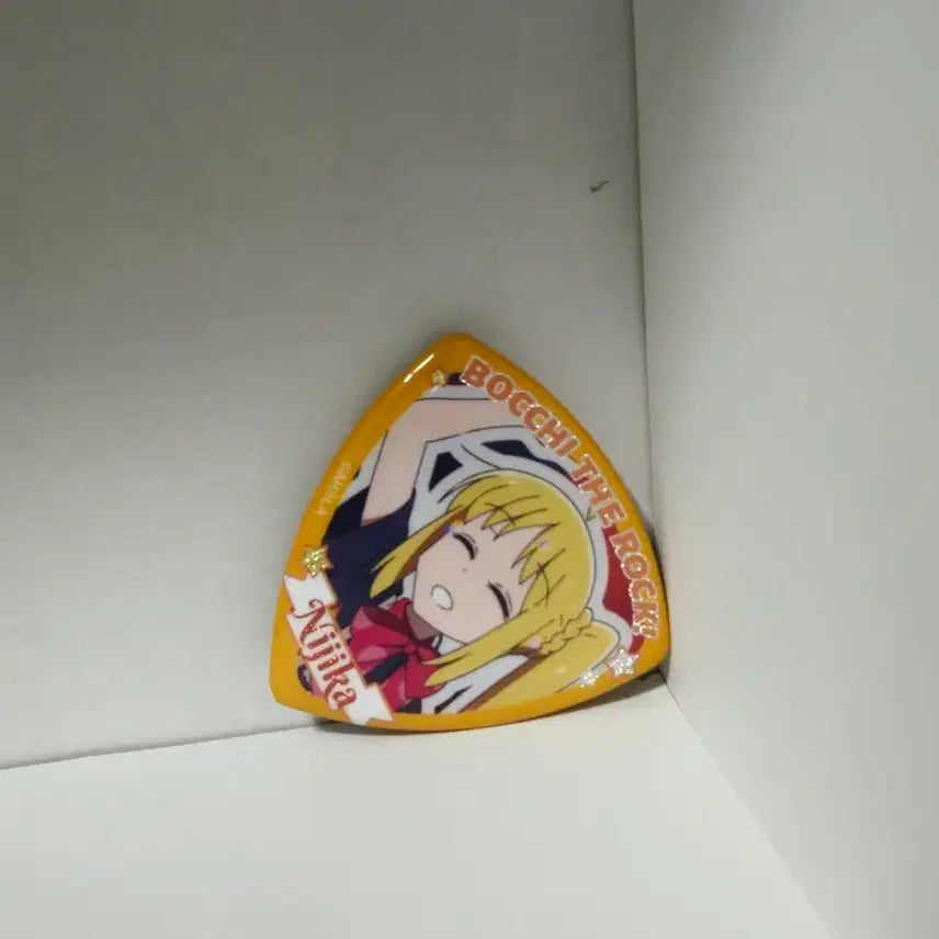 [BUNJANG] Bocchi the Rock! Nijika Ijichi Guitar Pick Badge / 봇치 니지카 캔뱃지 피크모양 판매
